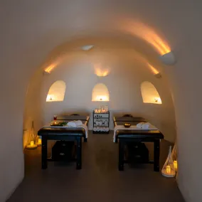 Grand Luxury Suite with indoor Pool & outdoor Hot tub at Pegasus Suites & Spa - Image 2