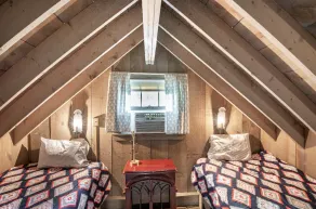Cozy Cabin with fireplace, hot tub & hiking trails - Image 4