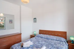 Apartamento vacacional \"Paola\" con vistas al mar, terraza privada y Wi-Fi - Image 5
