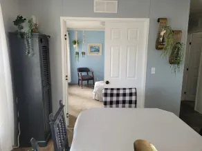 Relaxing newly-renovated 3/2 lakeside retreat with private dock - Image 2