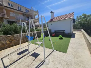 Apartment in the coastal town of Grebastica - Image 2