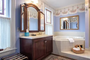 The Oaks Victorian Inn - Image 3