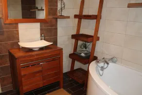 Country house with swimming pool close to tourist attractions - Image 2