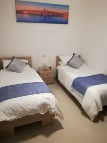 Modern 2 Bedroom Suite with Kitchen, A/C and Ample Parking - Image 4