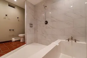 Geräumiger Rückzugsort in der Stadt 2. 0 mit Whirlpool und Bergblick - Schlafmöglichkeiten für 20+ - Image 2