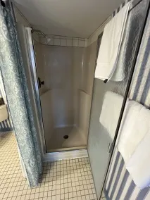 Honeymoon Suite with Jacuzzi Tub in Historic Inn - Image 4