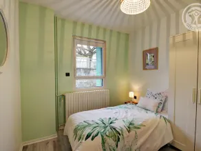 Bright house with enclosed garden and fireplace, perfect for families and friends - Image 5