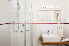 Nr. 2, Ferienwohnung für 4-6 Personen, ca. 90 m², 3 Schlafzimmer, Wohnzimmer, Küche, 2 Bäder, Balkon - Image 2