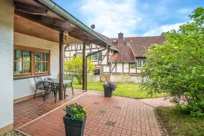 Vacation home garden view - Image 5