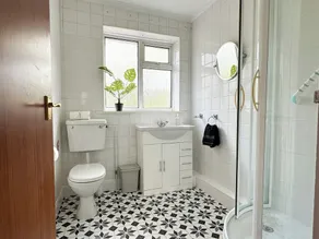 44 The Oasis - Central 2-bedroom Townhouse with Hot Tub and Private Parking! - Image 4