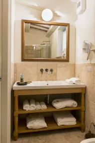 Residencia de campo, 10 habitaciones y 10 baños, piscina de agua salada, panorámica. - Image 2