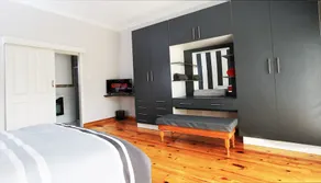7 Rooms, 8 bathrooms and parking for 9 cars - Image 3