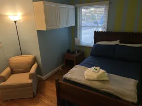 Cozy Cottage with access to and partially obstructed views of the bay. - Image 4