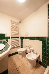 Smukt studie beliggende i en park med privat have, swimmingpool, parkering - Image 2