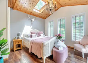 Spacious and luxurious lodge. - Image 5