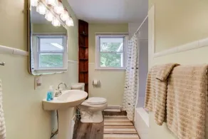 PET FRIENDLY COTTAGE 3.5 MILES FROM LAKE MOOMAW! - Image 3