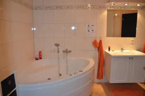 Kinderfreundliches Ferienhaus Ostseeblick 205 in Baabe. Gemütliche Terrasse mit Strandkorb, Terrassenmöbeln & Außengrill. Wohlfühlbad mit Whirlpool & Sauna für entspannte Urlaubstage - Image 4