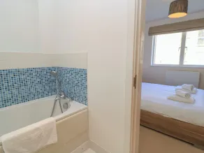THE SKYDECK (HM50), pet friendly, with pool in Cotswold Water Park - Image 5