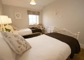Stunning 2 bedroom barn conversion near the beach with views of open countryside - Image 4