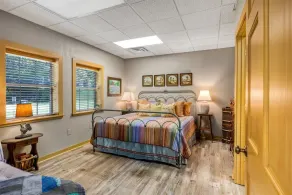 Spacious Red Oak Cottage at Fall Farm - Image 5