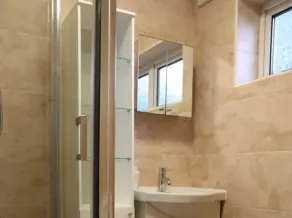 LARGE 12 Guests 5 Bedroom House in Birmingham City Centre - Image 2