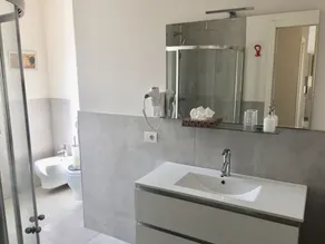 Apartamento superior con dormitorio, baño, cocina y sala de estar. - Image 3