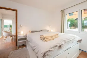 Apartment with community pool and sea view - Image 5