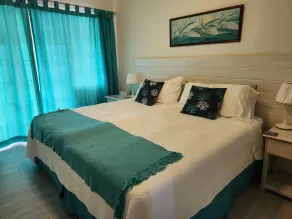 Bellissimo condominio con WiFi e balcone con vista piscina e giardino - Passi per la spiaggia - Image 4