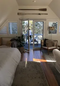 BIRDSONG <br>Stylish private couples loft with water glimpses through the treetops. - Image 5
