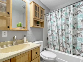 Roomy 4BR by Drake Sleeps 13 HUGE yard - Image 2