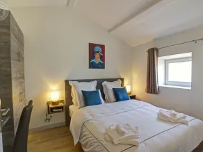 Gîte authentique avec spa et terrasse dans une grange rénovée - Image 4