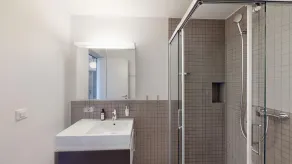 Spacious apartment with mountain view - Image 2