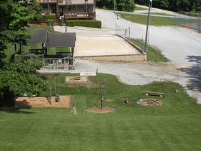 Comfortable lake living, pool access, 3 miles to marina - Image 4