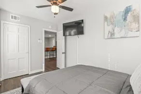 Unique & Cozy Carriage House ~ Queen Beds ~ Patio! - Image 4