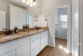 Luxury Lakefront Getaway - Image 5