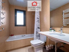 Cozy 2-Bed Apartment with Terrace, 3 Min Walk to Beach, WiFi & A/C - Image 4
