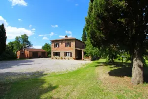 Villa with private swimming pool and large, well-kept, fully fenced garden. Ideal for holidays with - Image 5