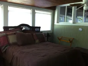 Charming 2-Bedroom Cabin with boathouse on Big Carnelian Lake in Stillwater - Image 3