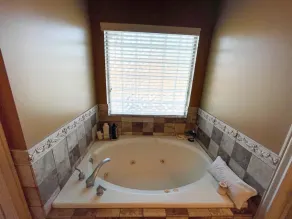Sandy Pool House, Bar, Hot Tub and Gym, Sleeps 11! - Image 3