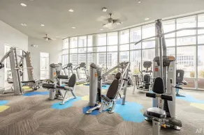 Lovely Downtown 2BR w/ Gym, W/D, Pool, walk to 6th St bars, by Blueground - Image 3