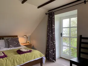 Charming cottage with loch and hill views nr Edinburgh - Image 5