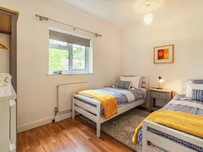Beautiful high end bungalow within owners’ grounds with fantastic garden views. - Image 5