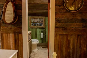 Vintage 1850 Blockhaus zu vermieten mit 163 Hektar bewaldeten zwei Meilen privaten trls. - Image 3