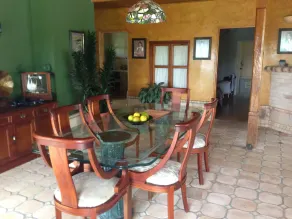 Villa con piscina y vista al lago - Image 3