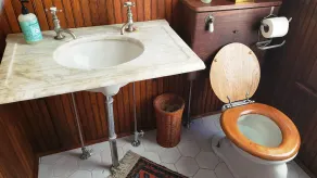 Gorgeous Victorian with Seasonal Pool , sleeps 8, pet friendly close to downtown - Image 3