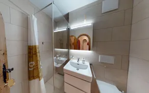 Apartment house in super convenient location. - Image 2