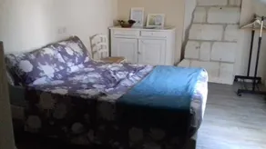 Chambre blanche avec salle d'eau et WC privés - Image 5