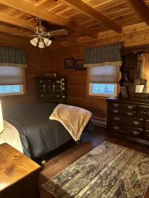 Beautiful cabin in the woods close to skiing, hiking and shopping with hot tub. - Image 4