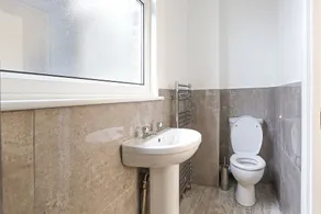 Stylish one bedroom apartment in Greater London - Image 2