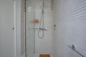 Holiday Home with Sea View, Private Pool & A/C - Image 2